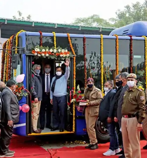 दिल्ली के परिवहन बेड़े में शामिल हुईं 100 नई लो-फ्लोर बसें, केजरीवाल ने दिखाई हरी झंडी