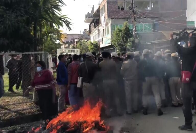 मणिपुर में टिकट कटने से नाराज बीजेपी नेताओं का हंगामा, पार्टी का झंडा जलाकर विरोध प्रदर्शन