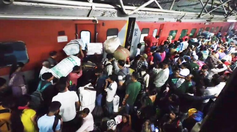 रेलमंत्री का छठ के लिए 12 हजार स्पेशल ट्रेन चलाने का वादा झूठा निकला